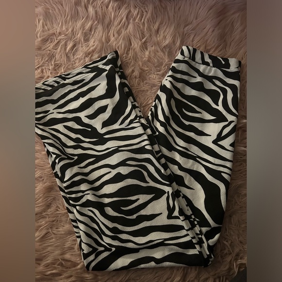 Boohoo Trendy Zebra Print Wide Leg Flare Pants - Picture 7 of 9